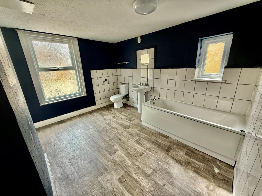 Lot: 160 - FIVE-BEDROOM HOUSE FOR REFURBISHMENT - Bathroom with W.C.